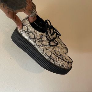 Snake skin Creepers